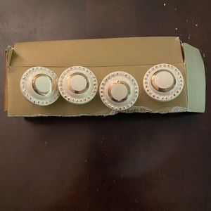 4 ceramic knob pulls.